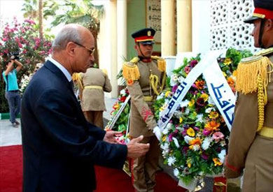القائم بأعمال محافظة القاهرة أثناء زيارة قبر الجندي المجهول