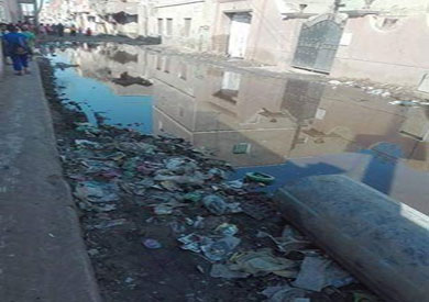 محافظ بنى سويف يوجًه بحل مشكلة المياه الجوفية ببعض الأماكن بقرية الميمون