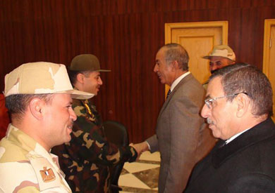 جانب من  لقاء محافظ البحر الأحمر ووفد من المنطقة الجنوبية العسكرية لتأمين لجان الاستفتاء