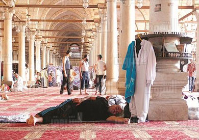 معتكفون في جامع عمرو بن العاص تصوير- محمد الميمونى
