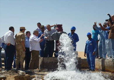 الطاقة الشمسية وحفر آبار جديدة بالفرافرة