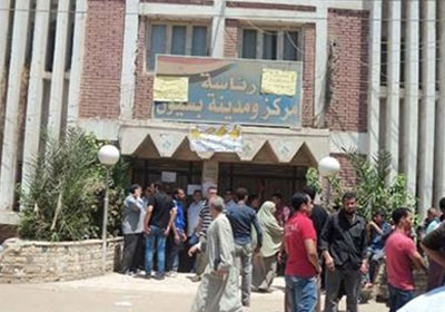 المئات يحاصرون مجلس مدينة بسيون احتجاحا على تعيين محافظ إخوانى للغربية