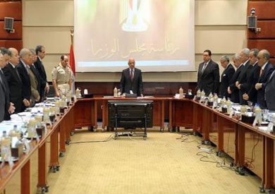 مجلس الوزراء يقف حدادا