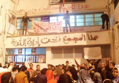 القوي الثورية بالشرقية يغلقون مجمع المصالح الحكومية بـ«الجنازير»