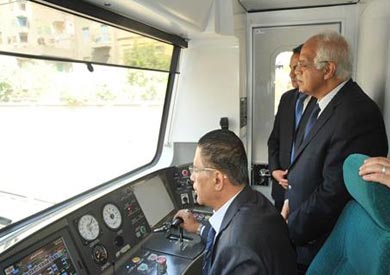 تدشين وزير النقل للقطار رقم 15 بالخط الأول لمترو الأنفاق