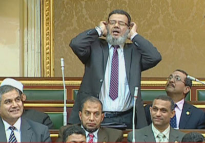 النائب ممدوح إسماعيل وهو يؤذن للصلاة داخل الجلسة