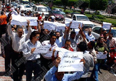 المتظاهرون أثناء وقفتهم الاحتجاجية أمس تصوير  محمد نوهان