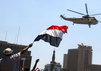 مروحيات الجيش تحلق فوق ميدان نهضة مصر