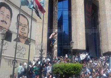 «الصحفيون» يهتفون للحرية.. ومواطنون يتظاهرون ضدهم