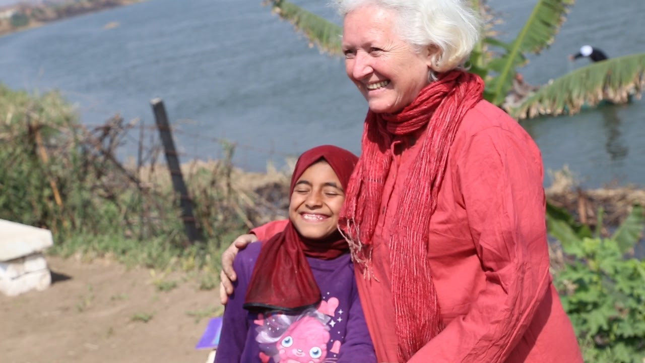 «ديدي» سيدة ألمانية تعلم اللغة الإنجليزية لأطفال العياط