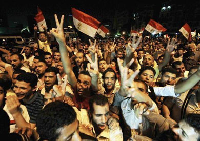 المئات يتوافدون إلى التحرير