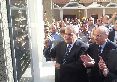 إبراهيم محلب رئيس الحكومة يرافقه عادل عدوي وزير الصحة
