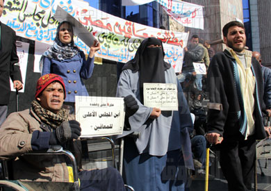 وقفة سابقة للمعاقين أمام نقابة الصحفيين للمطالبة بحقوقهم - تصوير: روجيه أنيس