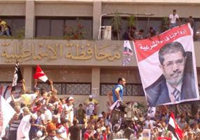مؤيدي مرسي أمام محافظة الإسماعيلية