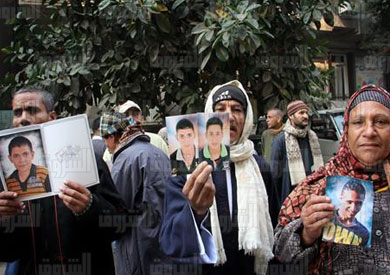أهالي «المهاجرين المحتجزين» يحتجون أمام مقر مجلس الوزراء- تصوير هبة الخولي