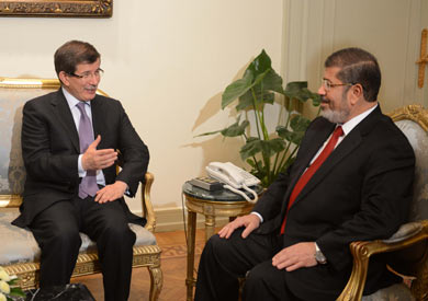 وزير الخارجية التركى مع مرسى حين كان في «قصر الرئاسة» - خاص الشروق
