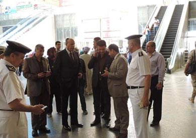 مدير شرطة النقل يتفقد تأمين محطة «رمسيس» ومترو «الشهداء»