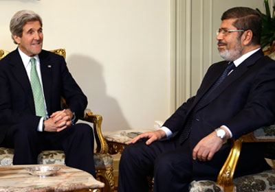 مرسي خلال لقاءة مع جون كيرى
