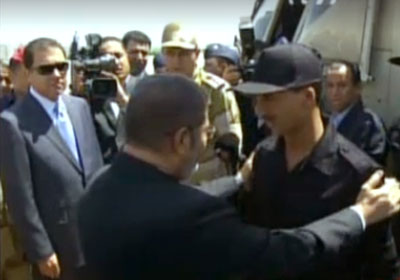 مرسي وأحد الجنود المختطفين