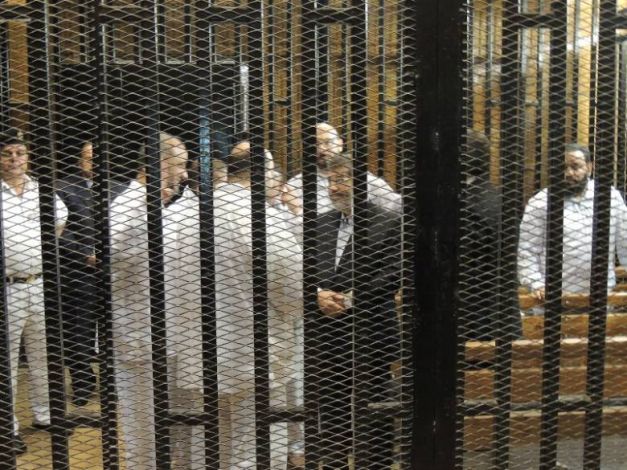 الرئيس المعزول محمد مرسي داخل قفص الإتهام- أرشيفية