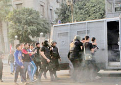 قوات الأمن تلقي القبض علي بعض مناصري الإخوان خلال اشتباكات وسط البلد أمس - «رويترز»