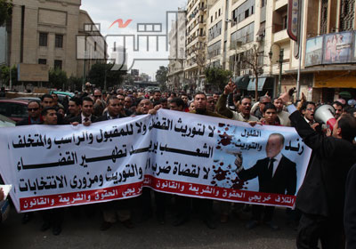 المطالبة بإلغاء امتيازات بعض الفئات أحد شعارات الثورة تصوير - جيهان نصر