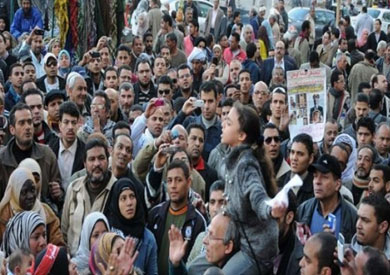 ردد الأهالي خلال وقفتهم هتافات مناوئة لـ«مرسي» وقيادات الجماعة بالمحافظة_ارشيفية