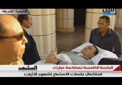 مبارك يحضر محاكمته على على سرير نقال