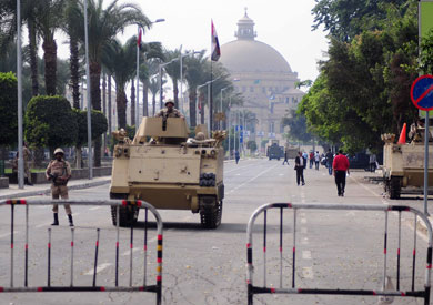 قوات الجيش دفعت بآليات عسكرية تابعة أمام البوابة الرئيسية لجامعة القاهرة وآليتين عسكريتين بشارع النهضة – أرشيفية