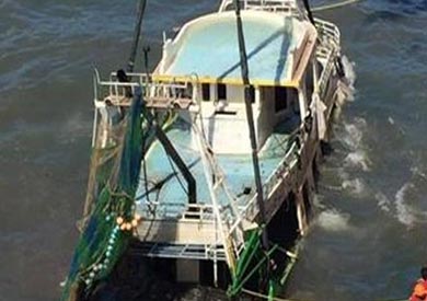 ناقلة البترول في «البحيرة» تنجح في انتشال مركب رشيد الغارق
