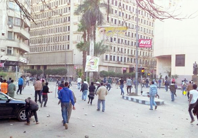 جانب من اشتباكات أنصار توفيق عكاشة مع المتظاهرين