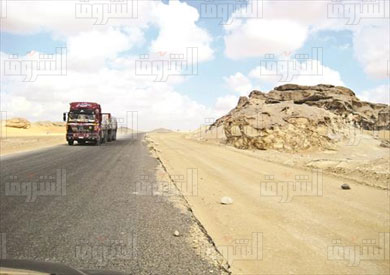 هدم أجزاء من جبل الكريستال لتوسعة طريق الفرافرة-الواحات-تصوير:مجدي أبو الفتوح