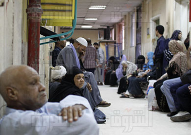 المواطنون يعانون من سوء الخدمات بالمستشفيات الحكومية- تصوير علي هزاع