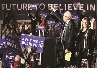 ساندرز يحيي أنصاره عقب إعلان النتائج- أ.ف.ب