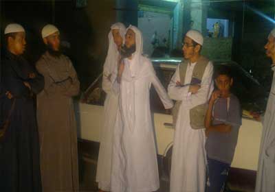 قيام مجموعة من الشباب السلفي بإغلاق أحد الشوارع الرئيسية بالسادات