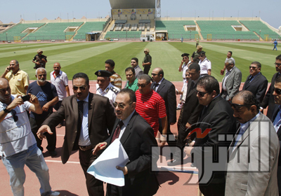 رئيس المحكمة يستمع لشرح أحد المحامين خلال معاينة الاستاد تصوير  أحمد عبداللطيف