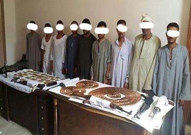 المتهمين وبحوزتهم المضبوطات