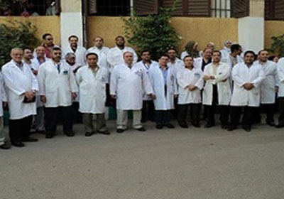اعتصام اطباء واضرابهم امام مستشفى قنا الجامعي