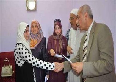 محافظ كفر الشيخ يمنح 18 فتاة من الأيتام هدايا نقدية بمناسبة العيد