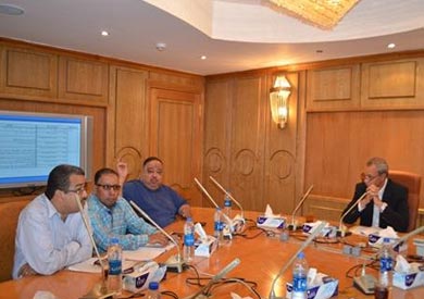 محافظ قنا يجتمع مع مسئولى مصنع الآسمنت