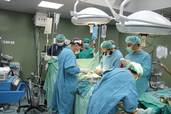 الخلافات بين أعضاء الفريق الجراحي داخل غرف العمليات