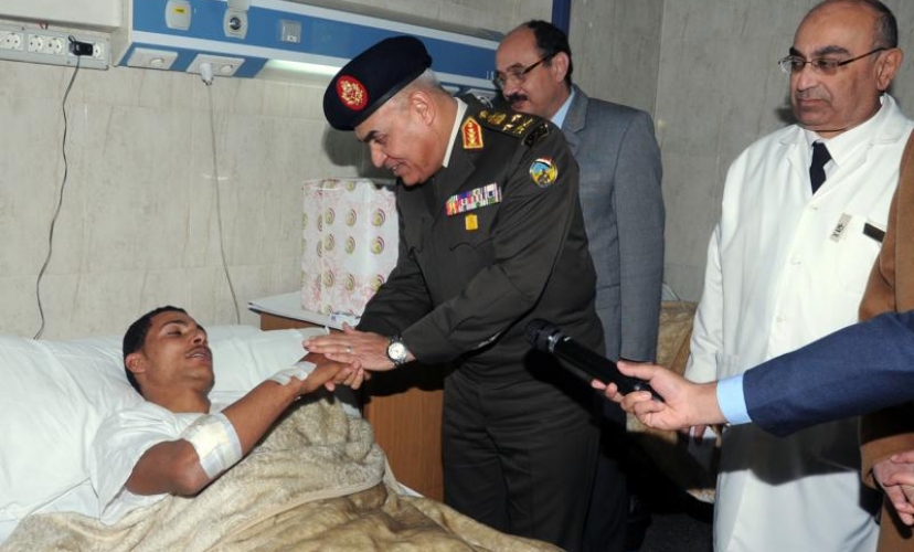 وزير الدفاع يزور مصابي المواجهات مع الإرهاب بسيناء