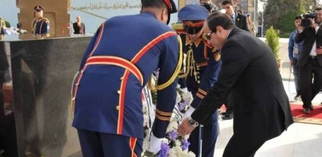 السيسي يضع إكليلا من الزهور على قبر الجندي المجهول في ذكرى تحرير سيناء