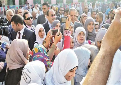 وزير التربية والتعليم يتفقد مدرارس قليوب فى اول يوم دراسى والطلاب يلتقطون الصور السليفى