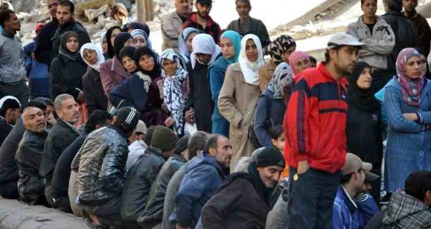 بريطانيا تبنى جدارا عازلا لمنع وصول اللاجئين إليها وفرنسا تفتتح مركزا لإيوائهم