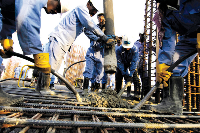 عيد العمال.. ذكرى تجديد آلام «أصحاب الياقات الزرقاء»