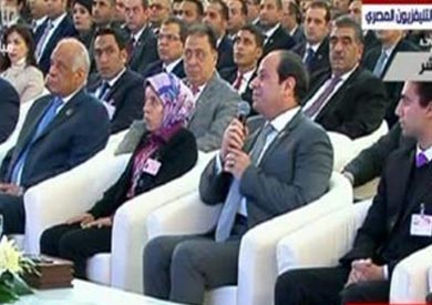 «منى السيد» صاحبة صورة جر عربة البضائع تحضر جلسة الشباب الأولى