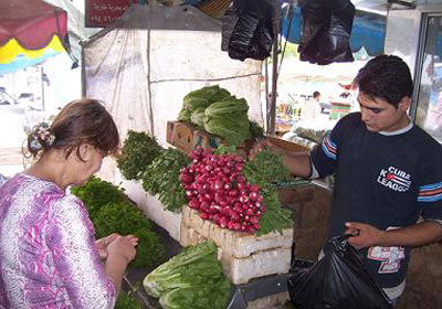 سيدة تشتري خضار