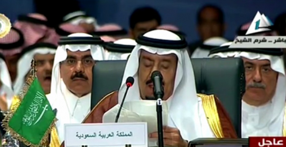 العاهل السعودي الملك سلمان بن عبد العزيز أثناء إلقاء كلمته في القمة العربية الـ26