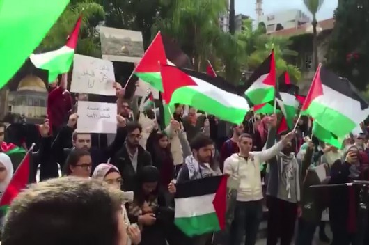 اشتباكات بين متظاهرين وقوات الأمن أمام السفارة الأمريكية في بيروت